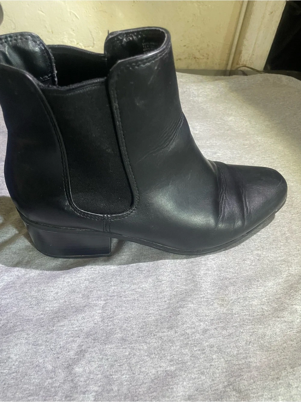 A new day size 7 Men'es Black Leather Chelsea Boots - Classic Slip-On Style